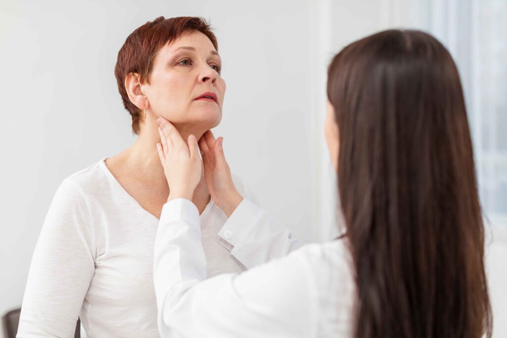 Médica examinando a região cervical da paciente