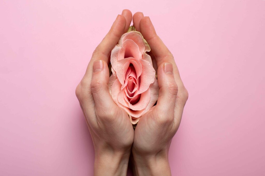Mulher segurando uma flor
