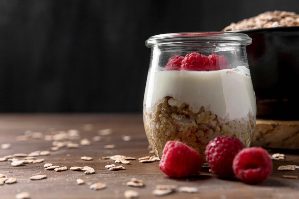 Overnight oats: Receita prática com aveia, chia e frutas, rica em fibras